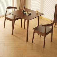 Ensemble de table à manger carrée en bois massif brun moderne avec chaises pour appartement et restaurant, style scandinave
