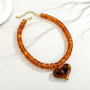 Collana girocollo da donna NA1041 alla moda, esagerata, con perle in resina colorate fatte a mano e ciondolo a cuore voluminoso - Product Image 1