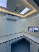 Véhicule médical 6x4, bloc opératoire mobile robuste avec lampe chirurgicale LED pour interventions chirurgicales mobiles