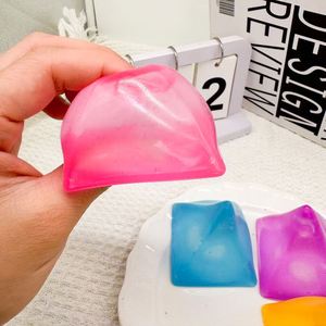 ของเล่นบีบคลายเครียดรูปพีระมิดสามเหลี่ยมขนาด 6.5 ซม. ทำจาก TPR รสหวานมอลโทส ของขวัญสำหรับเด็กและผู้ใหญ่ บรรเทาความเหนื่อยล้า - Product Image 1