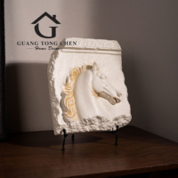 Sculpture en résine et métal en forme de tête de cheval, design moderne et simple, plaque décorative faite à la main, or crème, ornement mural ou de table