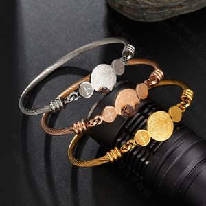 Pulsera de titanio y acero inoxidable personalizada en oro rosa al por mayor, brazalete ajustable con cable para mujer, joyería con dijes religiosos - Product Image 4