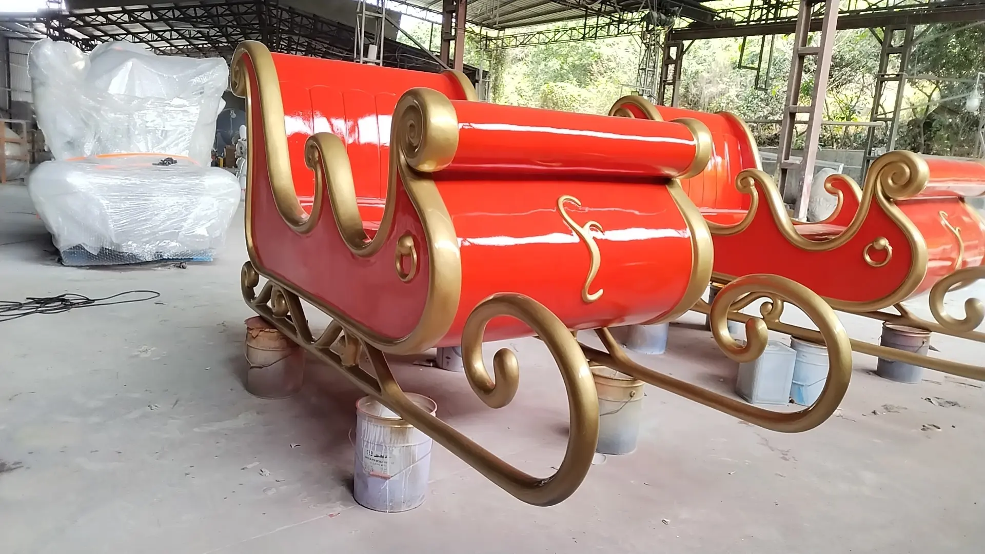 Décorations de Noël extérieures en fibre de verre pour traîneau électrique commercial Traîneau du Père Noël grandeur nature avec renne de Noël