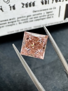 Utilisé pour faire des boucles d'oreilles, des colliers et des bracelets, les diamants roses sont livrés avec des certificats et peuvent être personnalisés dans n'importe quelle forme. - Product Image 4