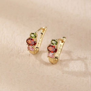 Pendientes de Aro Huggies para Mujer de Hengdian Bijouterie, Refinados, con Latón Chapado en Oro de 18K y Circonita Cúbica, Venta al por Mayor - Product Image 2