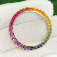 Bague haut de gamme en or massif 18 carats avec diamants de laboratoire, accompagnée du mouvement 4130 et d'un luxueux sertissage de pierres précieuses arc-en-ciel