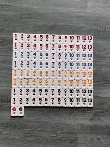 Ensemble de jeu de rami 106 pièces personnalisé en usine avec jeu de société en plastique noir dans un étui en papier - Product Image 5