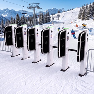 Barrière pivotante anti-gel pour contrôle d'accès aux pistes de ski avec validation de passe de ski à basse température - Product Image 1