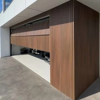 Porte de garage moderne isolée et économe en énergie, en acier, aluminium, électrique, automatique, intelligente, sur mesure, de luxe, de la marque CBMmart Villa