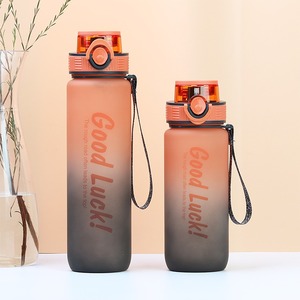 Borraccia in Plastica con Colore Sfumato: Bottiglia Portatile di Grande Capacità per Sport all'Aperto e Fitness - Product Image 4