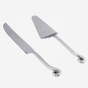 Juego de servicio de pastel plateado de acero inoxidable con extremo en espiral Juego de servidor de pastel de boda con mango martillado - Product Image 1