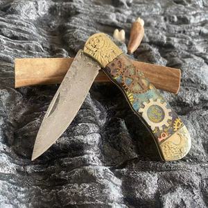 YG1023 Engrenage Texture Résine Échelles Relief Cuivre Poignée 78 couches Forgé À La <span class=keywords><strong>Main</strong></span> Composite Damas Acier Nail Pull Lame Plier Couteau - Product Image 1