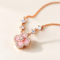 Collier pendentif trèfle à quatre feuilles classique, coquille multicolore, zircon cubique pavé, collier trèfle, bijoux tendance pour femmes, cadeau