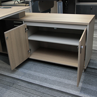 Bureau de direction en forme de L avec armoire de rangement latérale, gestion des câbles de charge sans fil, pieds en fer