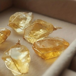 Collier en cristal de pierre naturelle en gros pendentif en pierre naturelle enroulé et torsadé - Product Image 5