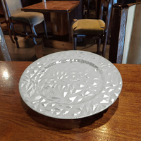 Assiettes de Présentation Rondes Dorées de 13 Pouces en Plastique Électroplaqué, Personnalisables et Durables, Idéales pour les Décorations de Mariage – Vente en Gros