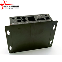 Boîtier en aluminium extrudé noir avec ailettes de refroidissement verticales et supports latéraux pour module PCB d'amplificateur audio réseau