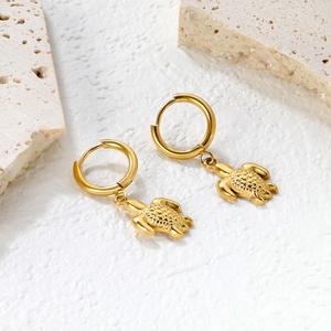 Boucles d'oreilles créatives personnalisées en forme de tortue marine, étanches, plaquées or 18 carats, en acier inoxydable, pour l'été, vente en gros - Product Image 5