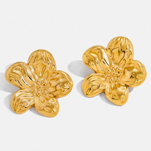Pendientes de Flor con Baño de Oro de 18K en Acero Inoxidable, Joyería para Mujer, Uso Diario - Product Image 1