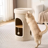 Tour pour chat moderne en velours côtelé beige avec deux couchages cachés, bordure en corde, maisonnette ronde compacte pour chat d'intérieur avec boule suspendue