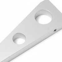 Support triangulaire en aluminium 6061 usiné CNC, finition blanche, composant de support industriel personnalisé