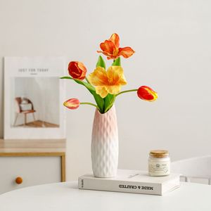 Vase en céramique dégradé rose clair avec une touche de luxe subtile pour la décoration de salon, de bureau ou pour l'affichage de fleurs artificielles - Product Image 2