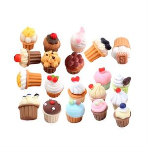 Gran oferta 3D miniatura pastel Artificial Cupcake resina encanto nuevo diseño comida tema recuerdo a precio al por mayor - Product Image 1