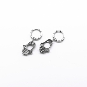 Pendientes de aro Huggie para hombre de acero inoxidable 316L chapados en oro, hipoalergénicos, con dije de mano Hamsa grabado, perforados, estilo vintage, regalo - Product Image 3