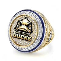 Anillo de Campeonato Personalizado 2026 con Zirconia Pavé Completa, Logotipo Animal 3D y Detalle Esmaltado para Ganadores de Ligas Universitarias
