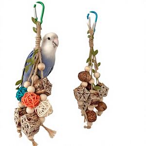 ซวนเฟิง จำหน่ายของเล่นนกแก้วขนาดเล็กถึงกลาง ทำจากลูกหวายและเม็ดมะม่วงหิมพานต์ ช่วยขัดฟัน บรรเทาอาการคันปาก ตกแต่งภายในด้วยสีสันสวยงาม - Product Image 1