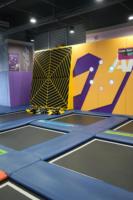 Parc d'attractions intérieur personnalisé de style cyberpunk, conforme aux normes ASTM, pour adolescents, avec toboggans ou trampolines, adapté à tous les âges