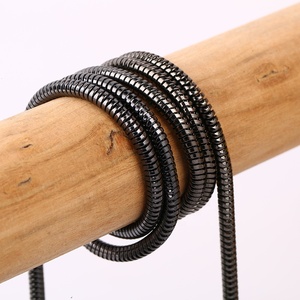 Cadena de Metal de Lujo con Remaches y Cuerda Trenzada <span class=keywords><strong>para</strong></span> Bolsos y Carteras |   Cadena Ecológica de Aleación de Zinc Dorada <span class=keywords><strong>para</strong></span> Accesorios de Moda - Product Image 3