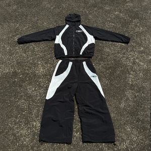 Conjunto de Chaqueta y Pantalones Deportivos de Nailon de Dos Piezas con Cremallera, Personalizado con Parches, Chaqueta Cortavientos Ligera de Nailon - Product Image 1