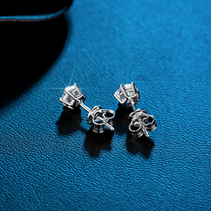 Boucles d'oreilles en argent sterling plaqué or avec moissanite pour femmes - Product Image 4