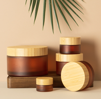 Emballage cosmétique de luxe haut de gamme avec logo personnalisé, bocaux en verre ambré à large ouverture, anti-fuite, avec couvercles en bambou certifiés CE, finition mate.