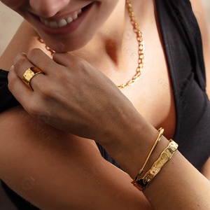 Brazalete Delgado de Mujer, Modelo Siren Muse, Chapado en Oro de Alta Calidad Gemnel - Product Image 2