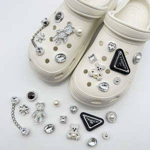 Ensemble de breloques de luxe en plastique pour chaussures, avec strass, nœuds, ours et chaînes de perles, pour la création de bijoux DIY et les commandes en gros - Product Image 1