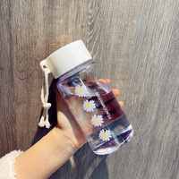 Grosir 500Ml 550Ml Kreatif Bebas BPA Kecil Daisy Transparan Botol Air Plastik Beku dengan Tali Portabel