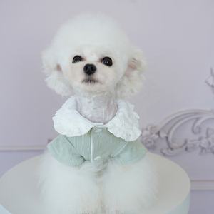 Vestido a cuadros estilo preppy para perro con cuello de encaje, falda para mascota con insignia académica y anilla en D, lindo atuendo de punto para cachorros pequeños - Product Image 4