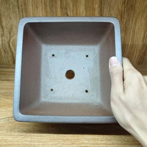 Quadratischer unglasierter Luxus-Goldton-Topfton mit Trommel nägeln und Biest-Design - Product Image 6