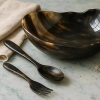 Meest verkochte handgemaakte natuurlijke buffelhoorn serveerschaal voor salade, fruit, snacks en tafelgebruik. Verkrijgbaar tegen een goede prijs.