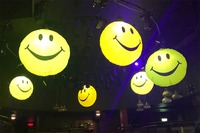 Boule gonflable de sphère de sourire de plafond coloré pour la publicité de concert de club