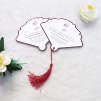 Carte de mariage personnalisée en forme d'éventail, impression UV double face avec pompon décoratif, carte de table et carte d'agenda de mariage sur mesure