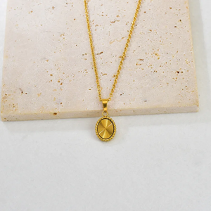 Elegante Collar con Colgante Ovalado para Mujer, Acero Inoxidable 304, Chapado en Oro, Accesorios con Forma de Corazón, No se Destiñe, Moda Moderna - Product Image 4