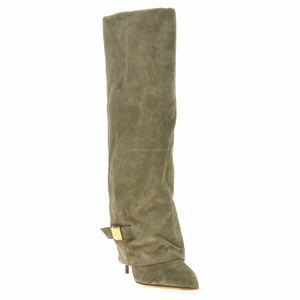 Bottes hautes pour femme en cuir de veau avec plaque dorée, talon aiguille, effet soufflet 95 mm, en daim UMA, à revers, style bottes au-dessus du genou - Product Image 6