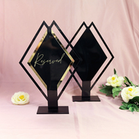 Supports de numéros de table élégants en acrylique noir en forme de diamant avec base noire et accent doré pour mariage