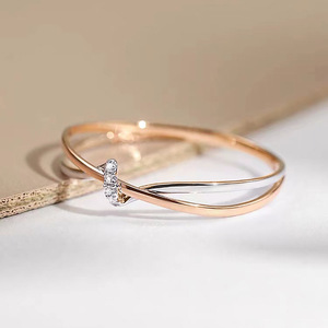 Anello a Fascia Semplice Bicolore dal Design Minimalista per Donne - Product Image 4