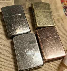Briquet à roue à silex en bronze moleté vintage avec logo personnalisé, en métal, au kérosène, coupe-vent, écologique, portable et rechargeable - Product Image 3