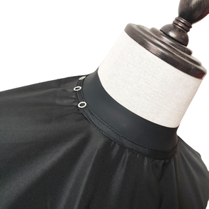 Cape de Salon Personnalisable Entièrement Noire de Haute Qualité et Confortable, Tablier de Coiffure Imperméable en Polyester avec Boutons-Pression en Silicone pour le Cou, pour Barbiers - Product Image 2