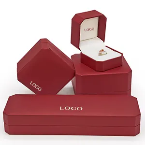 תיבות חתונה תכשיט כפתור טבעת מותאם אישית עיצוב אדום עור כיסוי פלסטיק תכשיטי תיבת אריזה